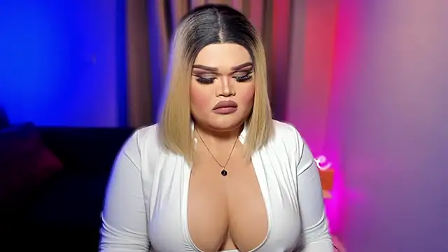 Snapshot of KarolinaThompson chatting on 03/05/25, 09:05 KarolinaThompson online show from 03/05/25, 09:05