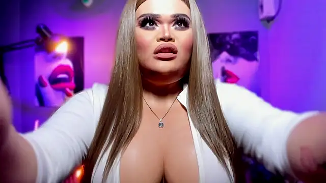 Snapshot of KarolinaThompson chatting on 09/25/25, 06:22 KarolinaThompson online show from 09/25/25, 06:22