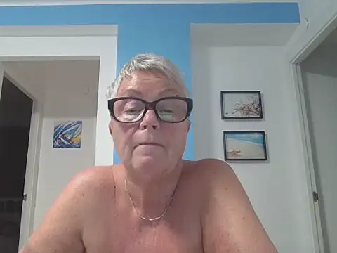 GrannyChrissy68 online show from 09/26/25, 04:55