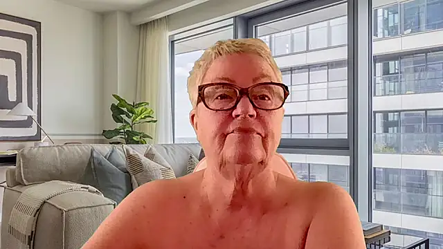 GrannyChrissy68 online show from 04/06/26, 02:51
