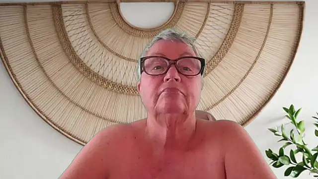 GrannyChrissy68 online show from 05/13/26, 01:52