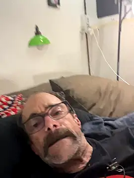 Snapshot of Trainee2Bpeed chatting on 10/22/25, 09:42 Trainee2Bpeed online show from 10/22/25, 09:42