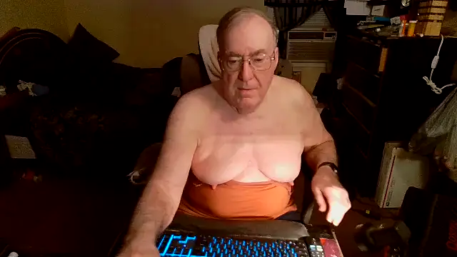 Snapshot of Toastir chatting on 12/12/24, 03:05 Toastir online show from 12/12/24, 03:05