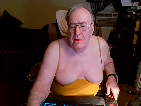 Snapshot of Toastir chatting on 12/17/24, 03:06 Toastir online show from 12/17/24, 03:06