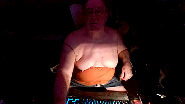 Snapshot of Toastir chatting on 09/24/25, 05:05 Toastir online show from 09/24/25, 05:05