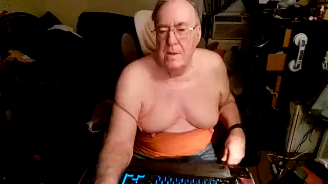 Snapshot of Toastir chatting on 10/12/25, 02:27 Toastir online show from 10/12/25, 02:27