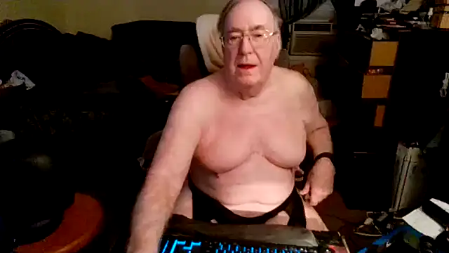 Snapshot of Toastir chatting on 11/13/25, 07:02 Toastir online show from 11/13/25, 07:02