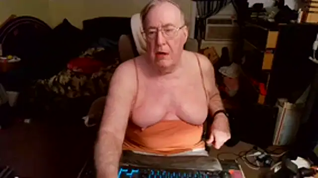 Snapshot of Toastir chatting on 12/17/25, 11:44 Toastir online show from 12/17/25, 11:44