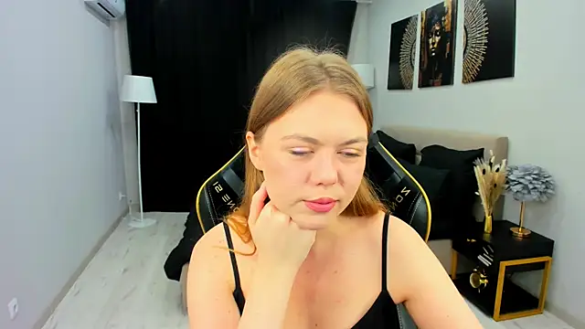 Strawberrye online show from 11/11/25, 03:39