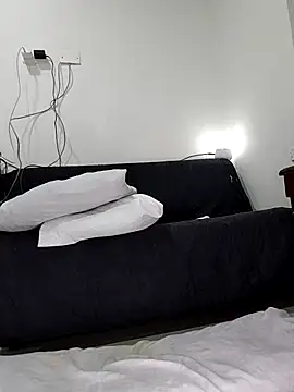 Snapshot of estrella_tasty chatting on 04/21/26, 02:26 estrella tasty online show from 04/21/26, 02:26