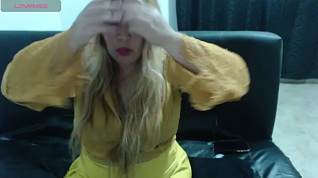 Snapshot of Dulce-Bella chatting on 12/12/24, 10:52 Dulce-Bella online show from 12/12/24, 10:52