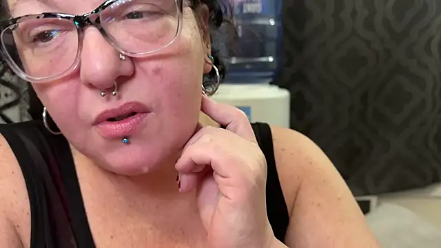 Snapshot of Miss_Phat_Booty chatting on 01/19/25, 03:39 Miss Phat Booty online show from 01/19/25, 03:39