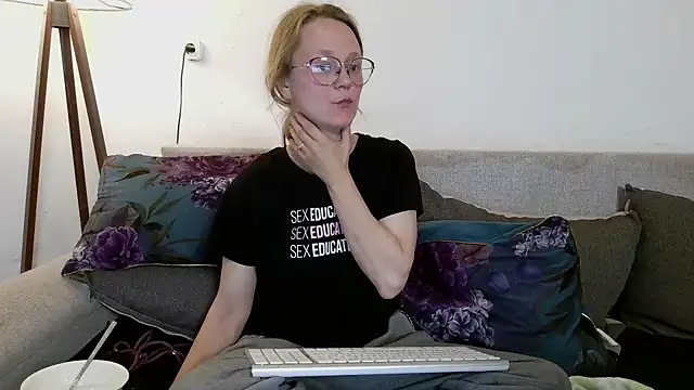 little-leni online show from 04/10/26, 08:35