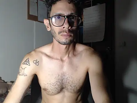 Snapshot of alisterxxx chatting on 07/09/26, 02:48 alisterxxx online show from 07/09/26, 02:48
