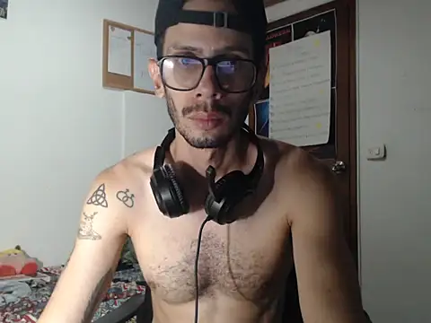 Snapshot of alisterxxx chatting on 07/14/26, 02:05 alisterxxx online show from 07/14/26, 02:05