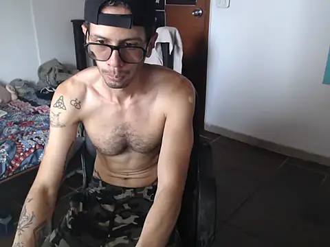 Snapshot of alisterxxx chatting on 07/18/26, 03:27 alisterxxx online show from 07/18/26, 03:27