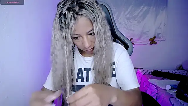 ninatiny online show from 12/05/25, 10:46