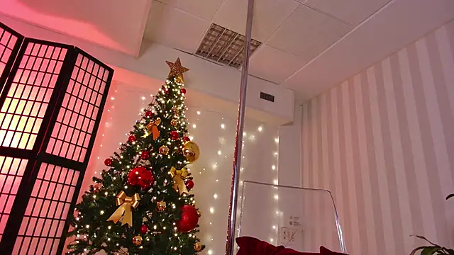 girl nextd00r online show from 12/14/24, 09:35