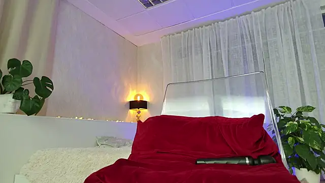 girl nextd00r online show from 12/18/24, 11:34