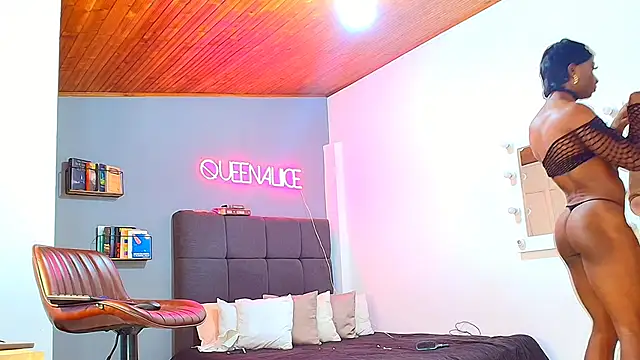 queenaliice online show from 02/09/26, 07:18