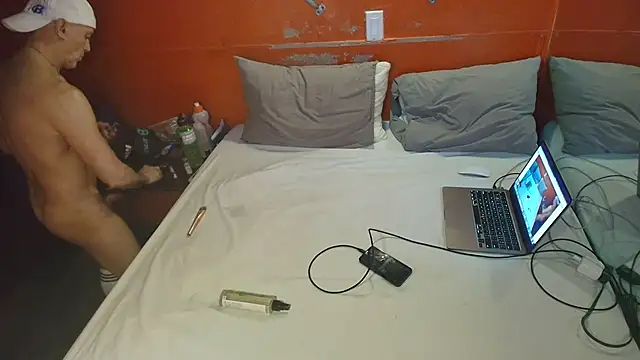 Snapshot of MikyFoxx chatting on 01/01/25, 02:51 MikyFoxx online show from 01/01/25, 02:51