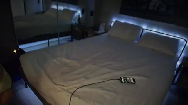 Snapshot of MikyFoxx chatting on 01/05/25, 08:54 MikyFoxx online show from 01/05/25, 08:54