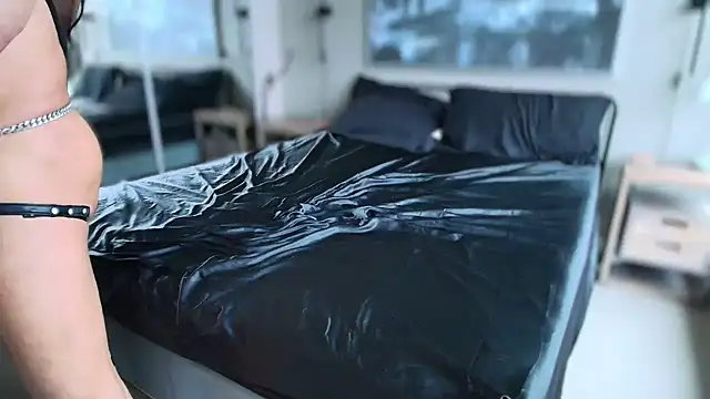 Snapshot of MikyFoxx chatting on 12/16/25, 10:37 MikyFoxx online show from 12/16/25, 10:37