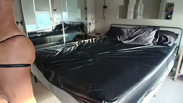 Snapshot of MikyFoxx chatting on 12/17/25, 10:38 MikyFoxx online show from 12/17/25, 10:38