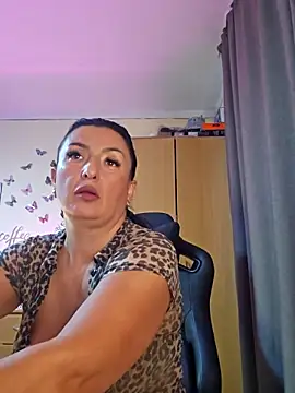 Snapshot of Hotangel75 chatting on 10/22/25, 08:47 Hotangel75 online show from 10/22/25, 08:47