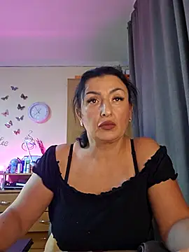 Snapshot of Hotangel75 chatting on 11/04/25, 09:41 Hotangel75 online show from 11/04/25, 09:41