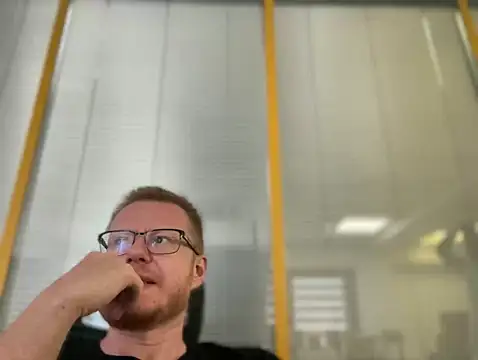 Snapshot of fmodel chatting on 10/23/25, 09:41 fmodel online show from 10/23/25, 09:41