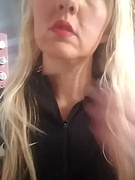 Snapshot of Mllesha74000 chatting on 11/26/25, 02:18 Mllesha74000 online show from 11/26/25, 02:18