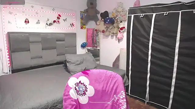 Snapshot of Sharloth_milf chatting on 05/17/26, 09:11 Sharloth milf online show from 05/17/26, 09:11