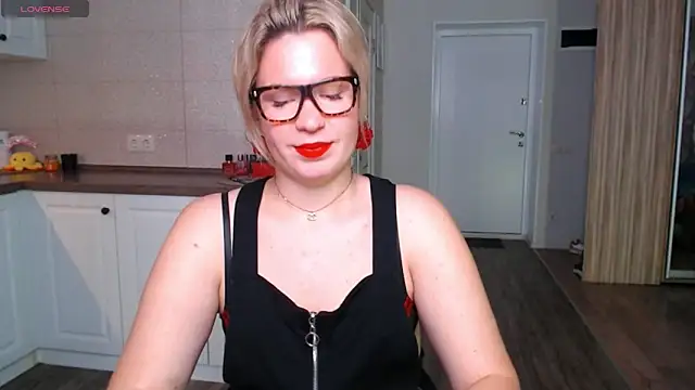 Snapshot of HotTiffani chatting on 09/24/25, 09:45 HotTiffani online show from 09/24/25, 09:45