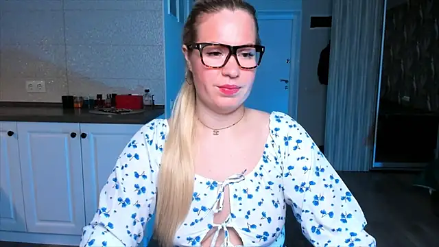 Snapshot of HotTiffani chatting on 10/21/25, 06:03 HotTiffani online show from 10/21/25, 06:03