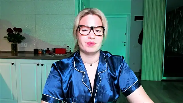 Snapshot of HotTiffani chatting on 10/23/25, 04:34 HotTiffani online show from 10/23/25, 04:34