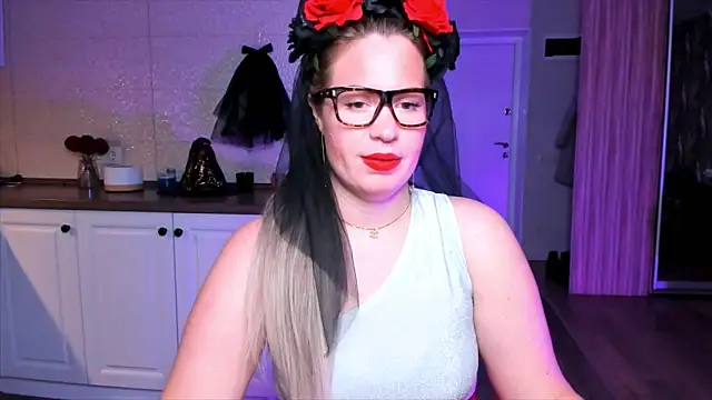 Snapshot of HotTiffani chatting on 10/27/25, 10:52 HotTiffani online show from 10/27/25, 10:52