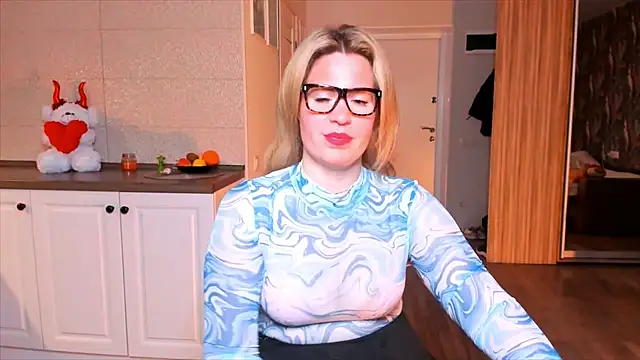 Snapshot of HotTiffani chatting on 11/09/25, 01:42 HotTiffani online show from 11/09/25, 01:42