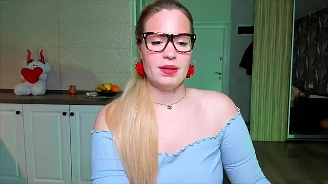 Snapshot of HotTiffani chatting on 11/23/25, 06:35 HotTiffani online show from 11/23/25, 06:35