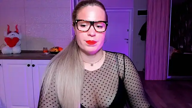 Snapshot of HotTiffani chatting on 11/26/25, 03:35 HotTiffani online show from 11/26/25, 03:35