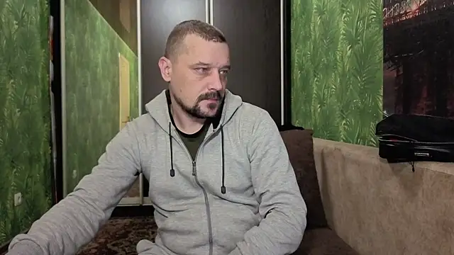 Snapshot of DanielOhCool chatting on 10/02/25, 06:42 DanielOhCool online show from 10/02/25, 06:42