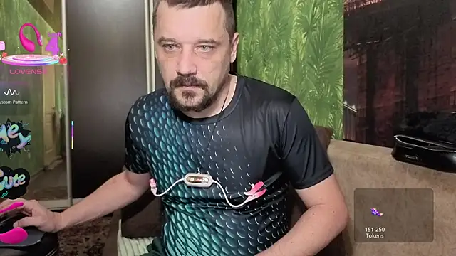 Snapshot of DanielOhCool chatting on 10/14/25, 07:31 DanielOhCool online show from 10/14/25, 07:31