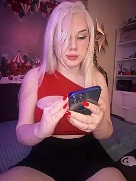 LaraHollywood online show from 12/15/24, 03:24