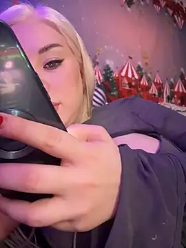 LaraHollywood online show from 12/21/24, 04:19