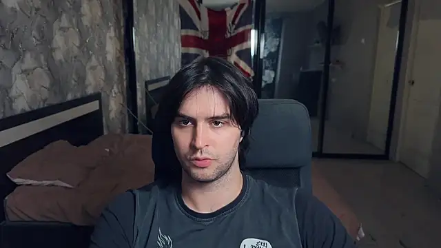 Snapshot of keanu_reevez chatting on 10/13/25, 01:44 keanu reevez online show from 10/13/25, 01:44