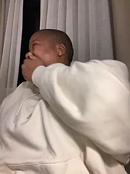 Snapshot of Muskthickgirl chatting on 11/18/25, 12:05 Muskthickgirl online show from 11/18/25, 12:05