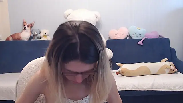 Snapshot of night_is_dark chatting on 10/14/25, 01:45 night is dark online show from 10/14/25, 01:45