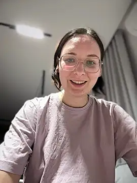 Snapshot of The_Snowwhitee chatting on 04/19/26, 07:49 The Snowwhitee online show from 04/19/26, 07:49