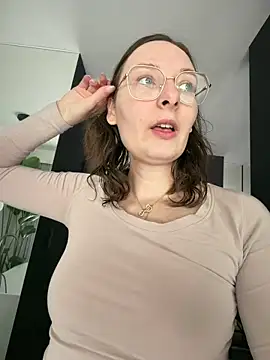 Snapshot of The_Snowwhitee chatting on 05/02/26, 09:47 The Snowwhitee online show from 05/02/26, 09:47