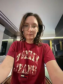 Snapshot of The_Snowwhitee chatting on 05/03/26, 04:13 The Snowwhitee online show from 05/03/26, 04:13